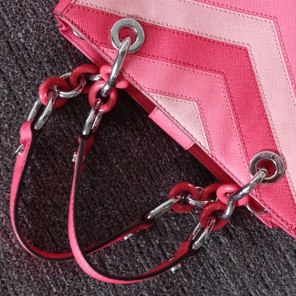 π΄SOLDπ΄πRARE/HTF Michael Korsπ - Cynthia Small Coral Chevron Saffiano Leather - Picture 9 of 16